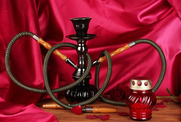 阿拉伯水烟壶上木桌上的红色幕特写背景 — 图库照片