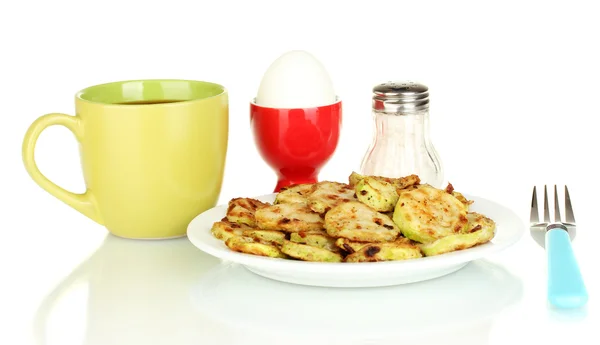 Жареные цуккини с яйцами и кофе на завтрак изолированы на белом — стоковое фото