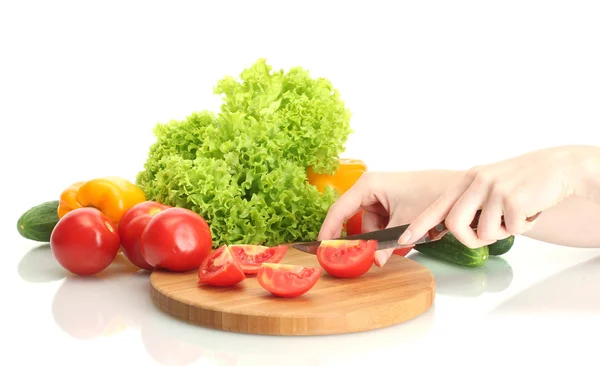 Mujer manos cortar verduras en pizarra de cocina — Foto de Stock