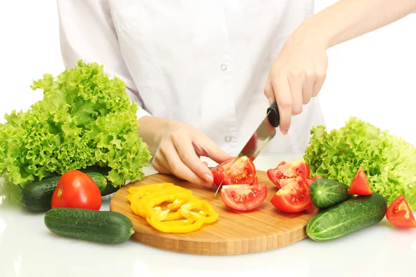Mujer manos cortar verduras en pizarra de cocina — Foto de Stock