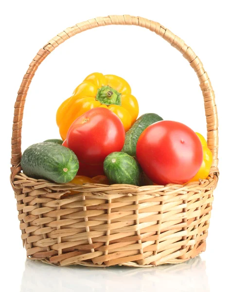 Verduras frescas en cesta aisladas sobre blanco — Foto de Stock