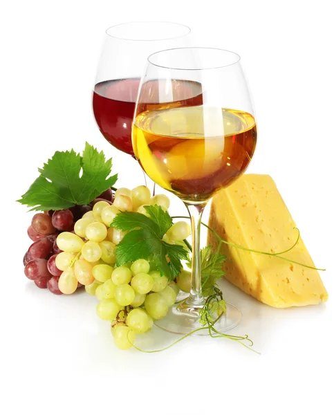 Bicchieri di vino, formaggio e uva matura isolati su bianco — Foto Stock