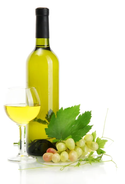 Flasche, Glas Wein und reife Trauben isoliert auf weiß — Stockfoto
