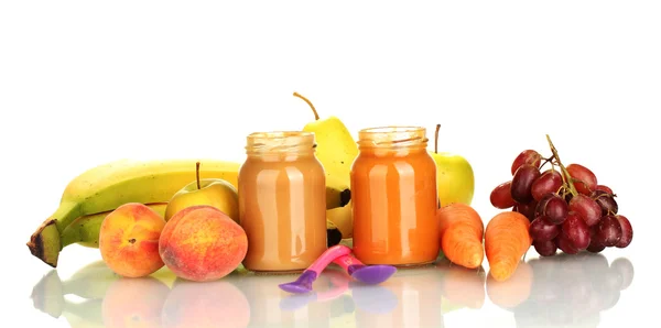 Frascos com frutas e legumes alimentos para bebês e frutas e legumes isolados em branco — Fotografia de Stock