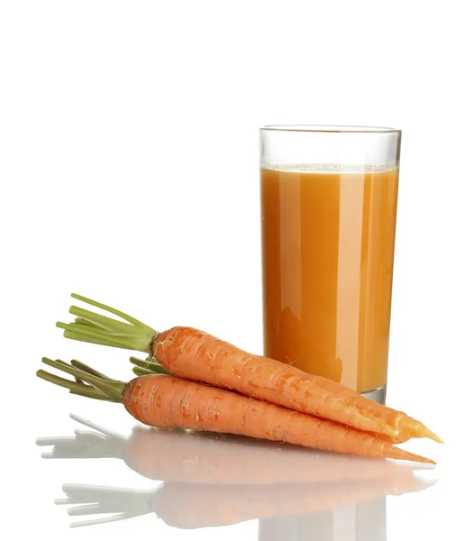 Copo de suco de cenoura e cenouras frescas isoladas em branco — Fotografia de Stock