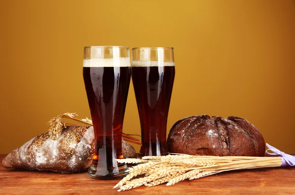 Två glas svagdricka med bröd på brun bakgrund närbild — Stockfoto