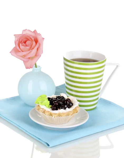 Sladký dort s šálkem čaje izolovaných na bílém — Stock fotografie