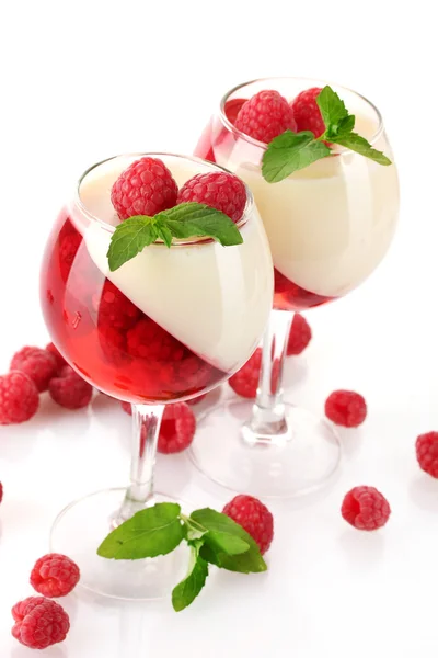 Gelatina di frutta con lamponi in bicchieri isolati su bianco — Foto Stock