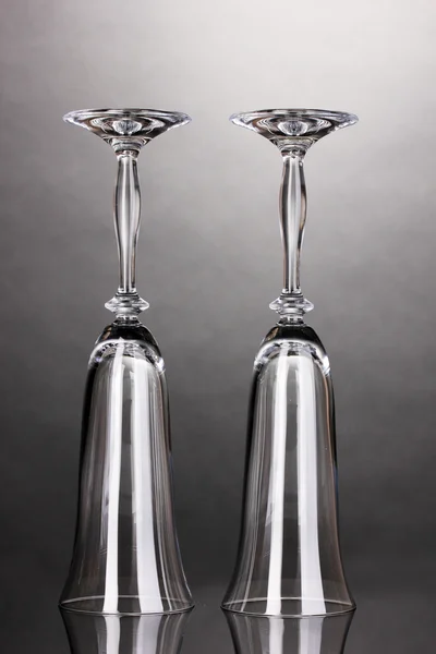 灰色の背景上のシャンパンのための空のグラス — ストック写真
