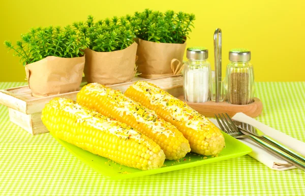 Gekookte maïs met boter en kruiden — Stockfoto