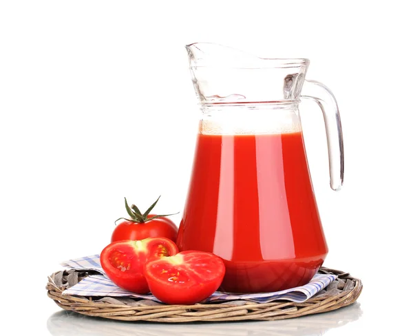 Sumo de tomate em jarro em esteira de vime isolado em branco — Fotografia de Stock