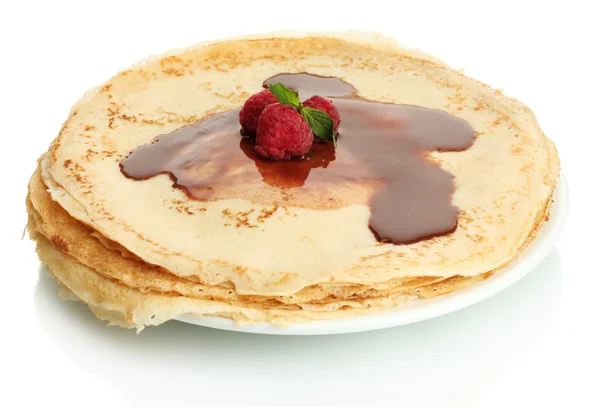 Läckra pannkakor med bär och choklad på plattan isolerad på vit — Stockfoto