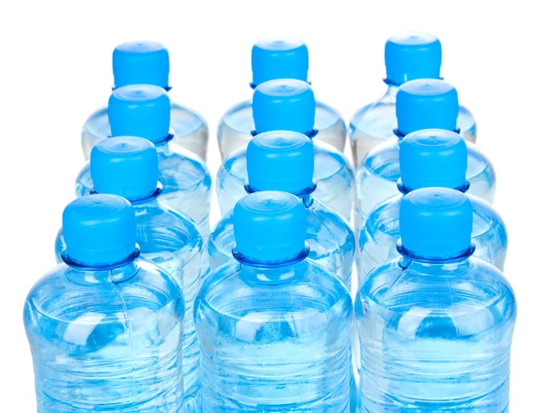 Plastikflaschen mit Wasser isoliert auf weiß — Stockfoto