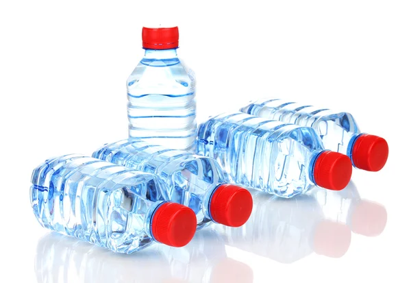 Πλαστικά μπουκάλια του νερού που απομονώνονται σε λευκό — Φωτογραφία Αρχείου