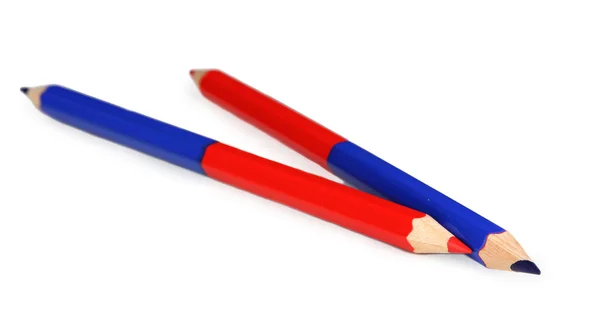 Lápis vermelhos e azuis isolados sobre branco — Fotografia de Stock