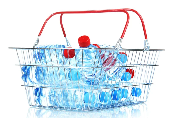 Botellas de plástico de agua en canasta metálica aislada en blanco —  Fotos de Stock
