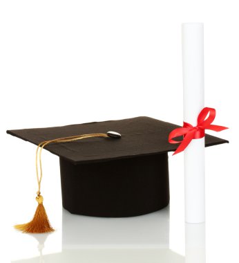 grad şapka ve beyaz izole diploma