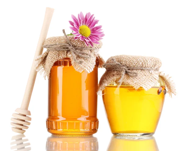 Dolce miele in vasetti con drizzler isolato su bianco — Foto Stock