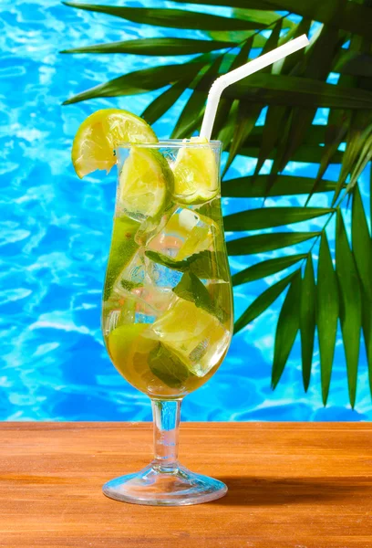 Deniz arka plan üzerinde ahşap masa üzerinde soğuk taze limonata — Stok fotoğraf