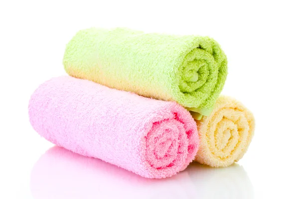 Barevné ručníky izolovaných na bílém — Stock fotografie