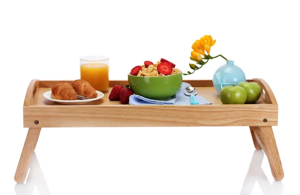 Licht ontbijt op houten dienblad geïsoleerd op wit — Stockfoto