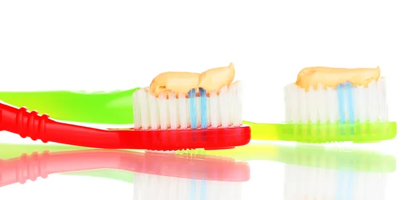 Szczoteczki do zębów z pastą na białym tle — Zdjęcie stockowe