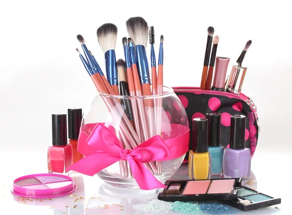 Make-up børster i glas vase og kosmetik isoleret på hvid - Stock-foto