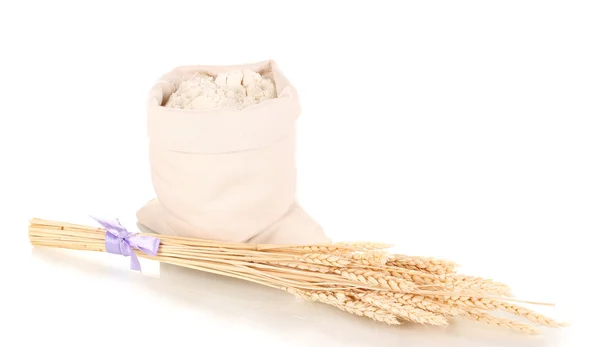 Harina y grano de trigo aislados en blanco —  Fotos de Stock