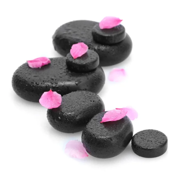 Piedras de spa con gotas y pétalos rosados aislados en blanco — Foto de Stock