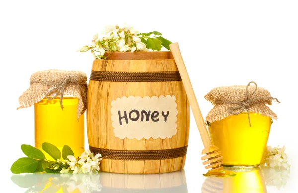 Zoete honing in vat en potten met acacia bloemen geïsoleerd op wit — Stockfoto