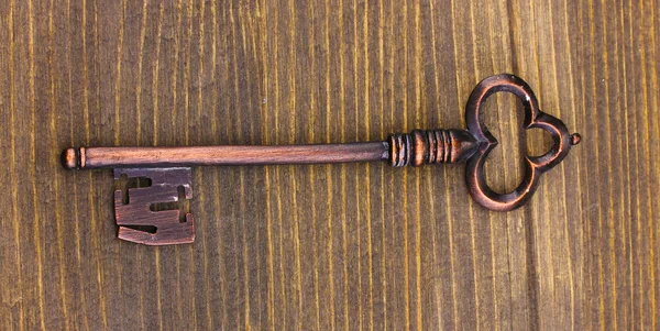 Antike Schlüssel auf Holzgrund — Stockfoto