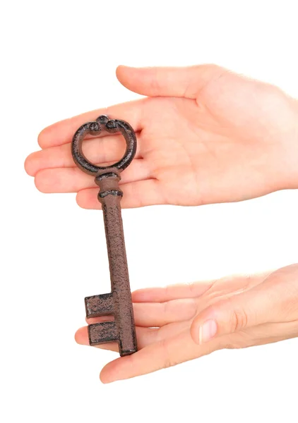Mão da mulher segurando uma chave antiga no fundo branco — Fotografia de Stock