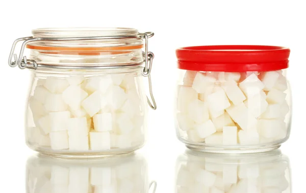 Glas und Zuckerdose mit weißem Klumpen Zucker isoliert auf weißem — Stockfoto