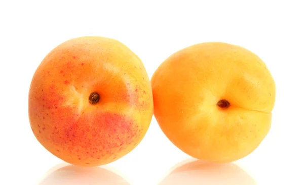 Спелые сладкие абрикосы, изолированные на белом — стоковое фото