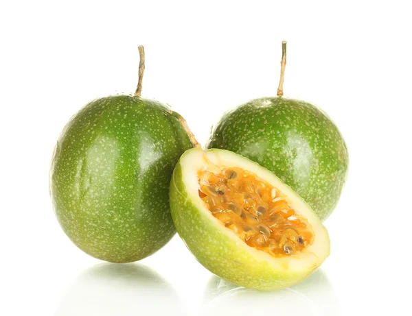 Zelené passion ovoce izolovaných na bílém pozadí detail — Stock fotografie