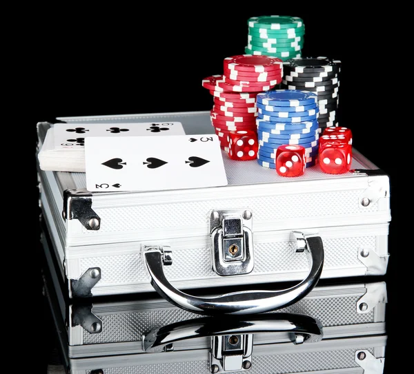 Poker na kovové případu izolované na černém pozadí — Stock fotografie