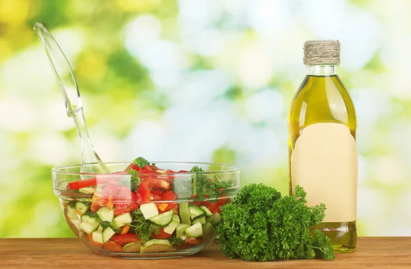 Fersk salat og olje på grønn bakgrunn – stockfoto