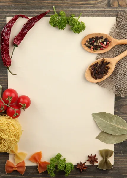 Kertas untuk resep sayuran, dan rempah-rempah di atas meja kayu — Stok Foto