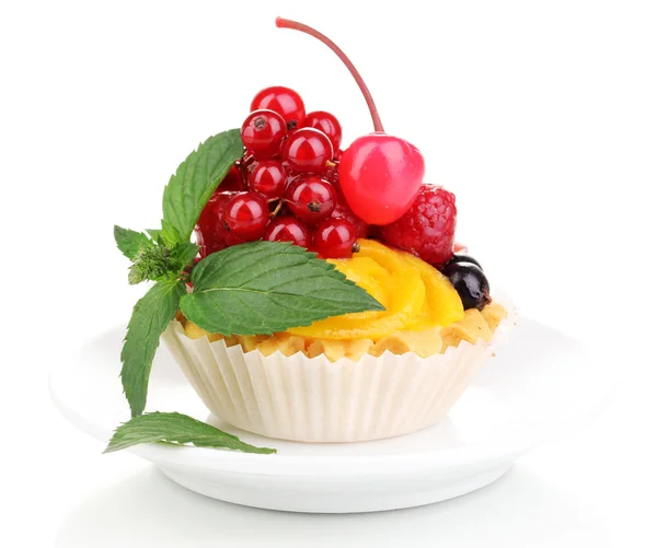 Hackfleischkuchen mit Früchten und Beeren isoliert auf weiß — Stockfoto