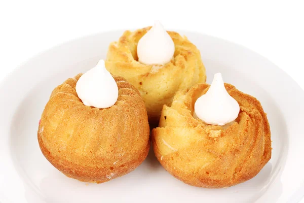 Cupcakes apetitosos con crema aislada en blanco —  Fotos de Stock