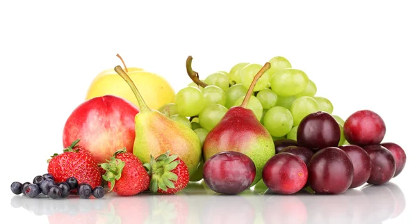 Mix van rijpe zoete vruchten en bessen geïsoleerd op wit — Stockfoto
