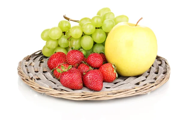 Rijpe zoete vruchten en bessen op rieten mat geïsoleerd op wit — Stockfoto