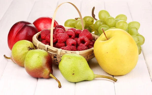 Frutas doces maduras e bagas no fundo de madeira — Fotografia de Stock