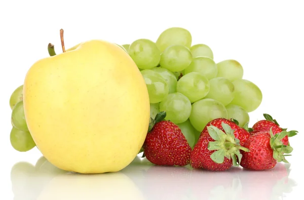 Mix av mogna söta frukter och bär isolerad på vit — Stockfoto