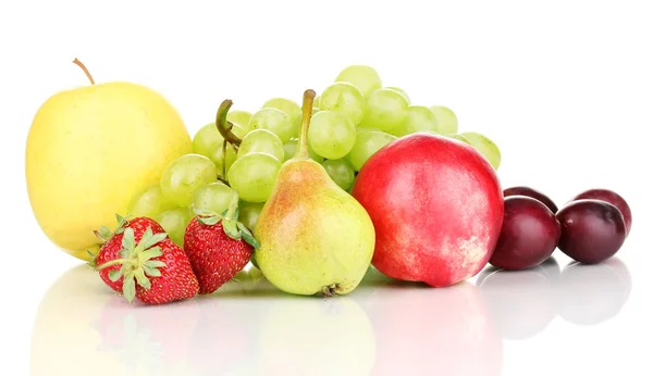 熟した甘い果実と白で隔離されるベリーのミックス — ストック写真