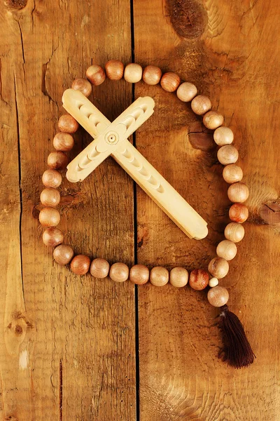 Les perles du chapelet en bois sur le fond en bois close-up — Photo