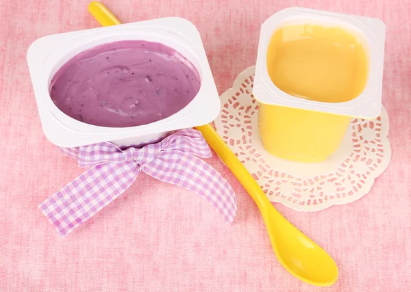 Yogurts with banana and blueberries close-up — Stock Photo, Image