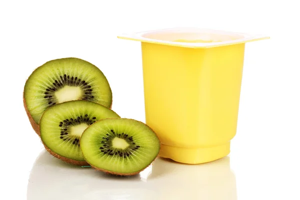 Yogur con kiwi aislado en blanco — Foto de Stock