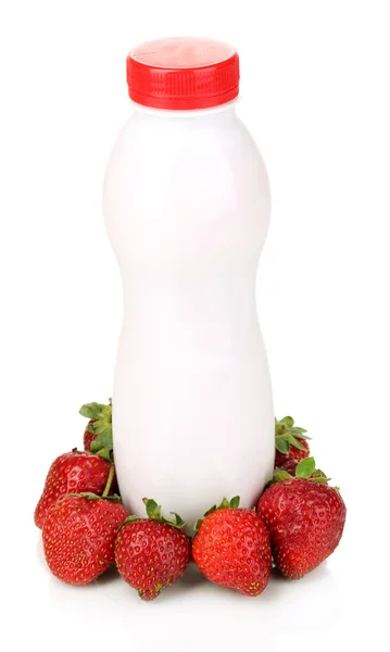 Joghurt mit Erdbeere isoliert auf weiß — Stockfoto