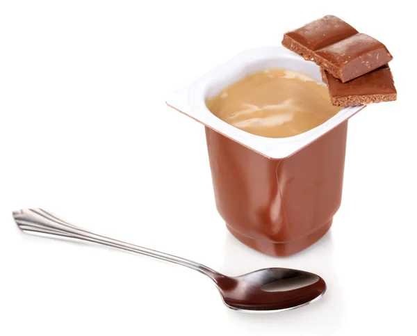 Yoğurt ile izole üzerine beyaz çikolata — Stok fotoğraf